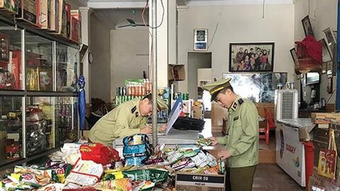 Hà Tĩnh: Xử lý nghiêm các hành vi lợi dụng lũ bão để đầu cơ găm hàng, tăng giá