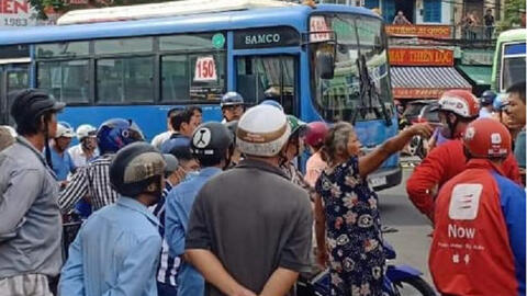 Tài xế xe buýt khai lý do bất ngờ khi rút dao đâm nam thanh niên chạy Grab sau va chạm nhẹ