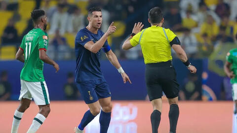 Đòi thay trọng tài khỏi sân, Ronaldo gây thất vọng sau ngày Messi nhận Quả bóng vàng