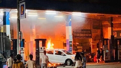 Hà Nội: Tài xế ôtô lùi xe làm cây xăng đổ bốc cháy dữ dội