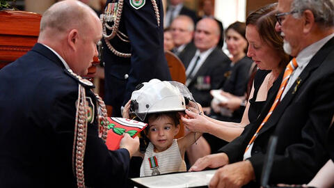 Cô bé vô tư chơi đùa bên linh cữu của cha hy sinh vì cháy rừng ở Úc