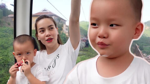 2 lần cậu nhóc Leon "loi choi", Hồ Ngọc Hà đều nhẹ nhàng nhắc con phép tắc ứng xử nơi cộng cộng như này