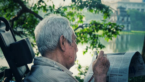 Người già cô đơn, "ôm" mạng xã hội