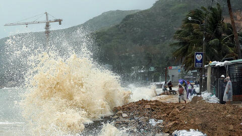 Bão số 6 bắt đầu ảnh hưởng Nam Trung Bộ, sóng cao 6m, mưa lớn dữ dội