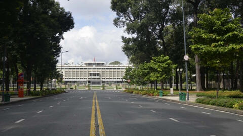 Ảnh: Đường phố TP.HCM vắng hoe trong ngày đầu thực hiện “Ai ở đâu, ở yên đó”