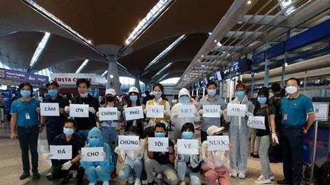 Ảnh nổi bật trong ngày: Hơn 270 công dân Việt Nam từ Malaysia về nước