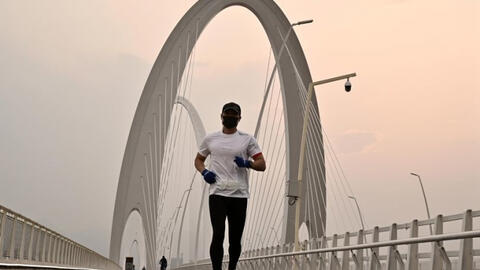 Vừa đeo khẩu trang vừa chạy bộ, chàng trai Trung Quốc bị thủng phổi