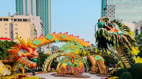 Tận mắt thấy rồng bay lượn trên đường hoa Nguyễn Huệ, ngầu không kém linh vật rồng khổng lồ dài 100m