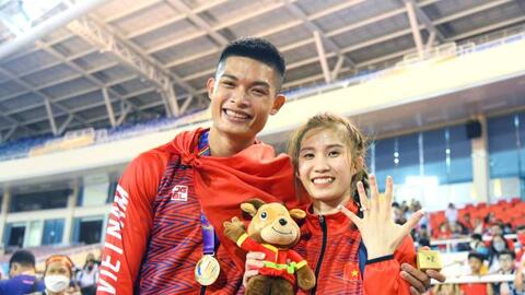 HCV SEA Games cầu hôn bạn gái ngay sau chiến thắng:  Đúng người đúng thời điểm