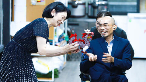 Công nương Nhật Bản học cách dùng ngôn ngữ ký hiệu giao tiếp với người khuyết tật Việt Nam