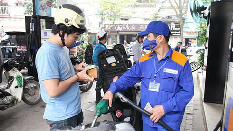Giá xăng giảm lần đầu tiên sau 5 tháng
