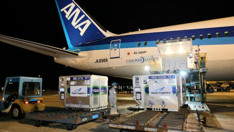 Gần 1 triệu liều vaccine COVID-19 của Nhật Bản tặng Việt Nam đã về đến sân bay Nội Bài