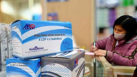Dịch bùng phát, giá khẩu trang y tế tăng lên 200.000/hộp