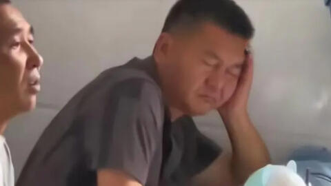 Đi họp phụ huynh cho con, ông bố bỗng nổi tiếng khắp mạng xã hội: Chăm chỉ cả năm không ai thấy, một lần ngủ gật cả nước hay!