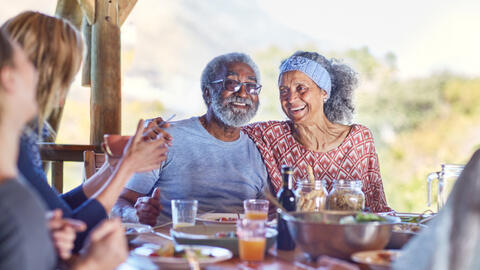 Cách ăn tối độc đáo giúp người dân vùng đất Blue Zones tăng thêm 10 năm tuổi thọ