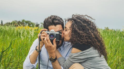 Nam giới trẻ hơn phụ nữ cùng tuổi vì mặt dày hơn?