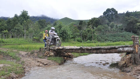 Vượt hàng trăm ki lô mét về trung tâm huyện để rút tiền lương