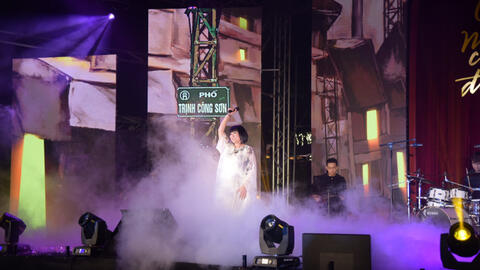 Ca sỹ Trịnh Vĩnh Trinh, ca sỹ Cẩm Vân, cùng ekip "Em và Trịnh" tại con đường Trịnh Công Sơn