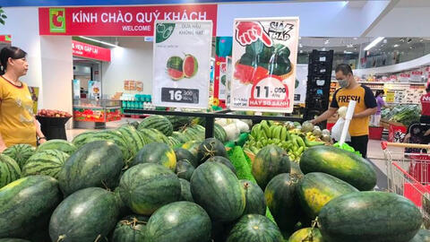 Thị trường thực phẩm 20/3: Dưa hấu tăng giá trở lại