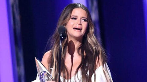 Ca sĩ Mỹ diện đầm của Công Trí lên nhận giải Nhạc Đồng quê