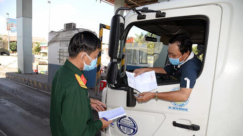 Bất chấp quy định, nhiều tỉnh, thành vẫn yêu cầu test COVID-19 khi lưu thông