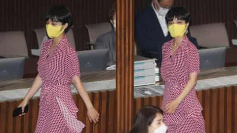 Bức ảnh nữ nghị sĩ mặc váy đỏ trong phòng họp Quốc hội gây bão mạng xã hội Hàn Quốc