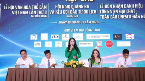 Cuộc trình diễn của thổ cẩm Việt Nam trên đất Tây Nguyên