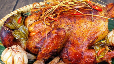 Gà đốt lá chúc ô thum: Món ăn ngon miệng, đẹp mắt của người Khmer