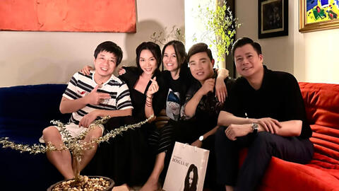 Mỹ Tâm thân thiết sang ăn tân gia Hồng Nhung ngay sau ồn ào "Cô Bống" gác chân lên tấm bảng tên "Nếu anh đi"