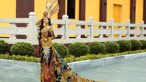 Thái Thị Hoa giành giải Trang phục dân tộc tại Miss Earth với áo dài lấy cảm hứng từ mẹ Âu Cơ