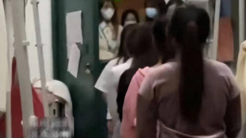 Nửa đêm bị phụ huynh gọi điện nhờ 1 việc, nữ giảng viên làm ầm cả ký túc xá: "Tôi phải phục vụ các em 24/24h à?"