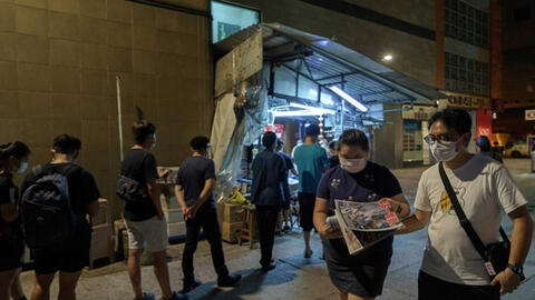 Dân Hong Kong đua nhau mua báo và cổ phiếu của ông trùm truyền thông Jimmy Lai