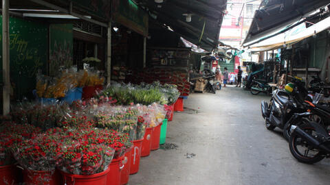 Chợ hoa ngày Valentine: Khách đến mua thưa thớt vì lo sợ dịch bệnh