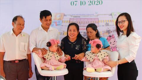 Tan chảy với khoảnh khắc đáng yêu của Trúc Nhi - Diệu Nhi ngày xuất viện