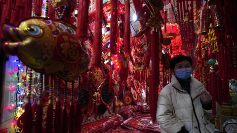 Phố bán đồ trang trí Tết ở Vũ Hán đìu hiu những ngày cận tết Nguyên đán