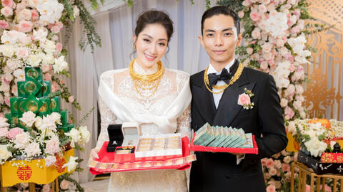 Khánh Thi khoe ảnh xúng xính váy hoa, vàng đeo "trĩu cổ", Phan Hiển rủ: "Cưới lại nha em"