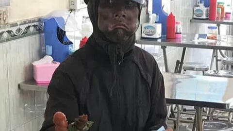 Công an xác minh người đàn ông bôi mặt đen, xin tiền