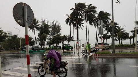 Bão số 12 áp sát bờ biển các tỉnh Bình Định - Ninh Thuận gây mưa lớn và gió mạnh