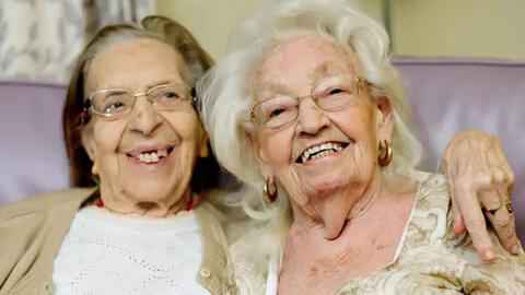 Cặp bạn thân 89 tuổi, rủ nhau cùng vào viện dưỡng lão ở cho vui