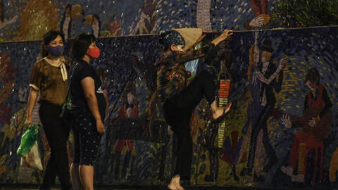 Người dân vượt rào thép gai vận chuyển đồ, rời khỏi khu phong tỏa ở Hà Nội