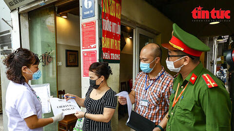 Đúng 12 giờ ngày 25/5, quán ăn đường phố, cửa hàng cắt tóc, gội đầu Hà Nội đóng cửa