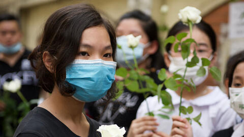 Nhiều học sinh tiễn bạn qua đời trong vụ cháy bằng hồng trắng