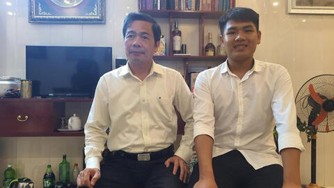 Thầy hiệu trưởng 30 năm 'cõng' bạn và duyên gặp gỡ với Ngô Minh Hiếu