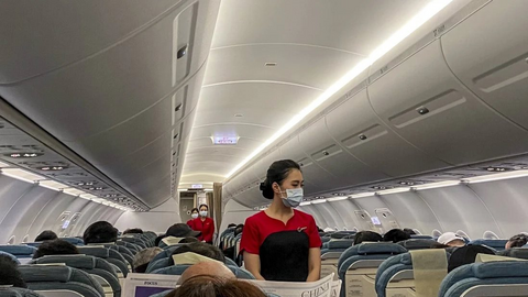 Hàng trăm tiếp viên hàng không Hong Kong đi bán bảo hiểm