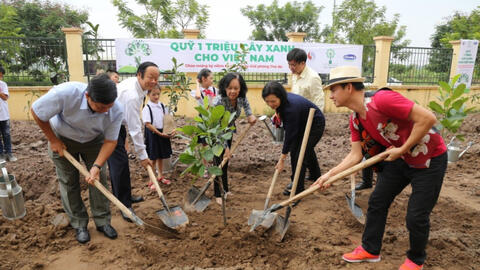 Vinamilk trồng cây xanh để tôn tạo cảnh quan nhiều khu di tích, địa danh lịch sử