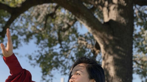 Cùng bộ trang phục, ca sĩ Hiền Thục từ một nhân viên công sở trở thành cô nàng bốc lửa ở quán bar