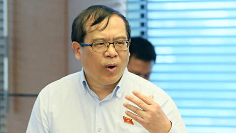 Người Việt Nam ra nước ngoài phải đóng 3-5 USD 'phí chia tay'?