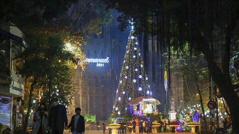 Hình ảnh đêm Noel 'đặc biệt' ở Hà Nội, an ninh thắt chặt quanh Nhà thờ Lớn
