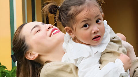 Từ hồi Lisa bé xíu, mẹ Hồ Ngọc Hà đã mua cho 1 cuốn sách cực đắt: Tuy nhiên "đắt xắt ra miếng", sách giúp học tiếng Anh rất hay