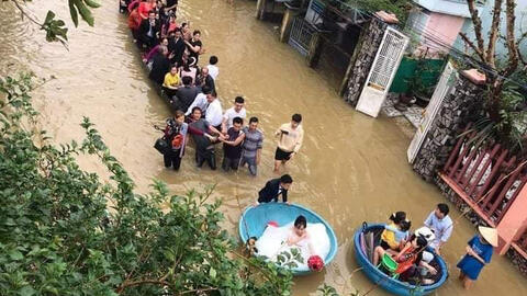 Xúc động hình ảnh đám cưới giữa mùa bão lũ, đón dâu bằng thuyền thúng